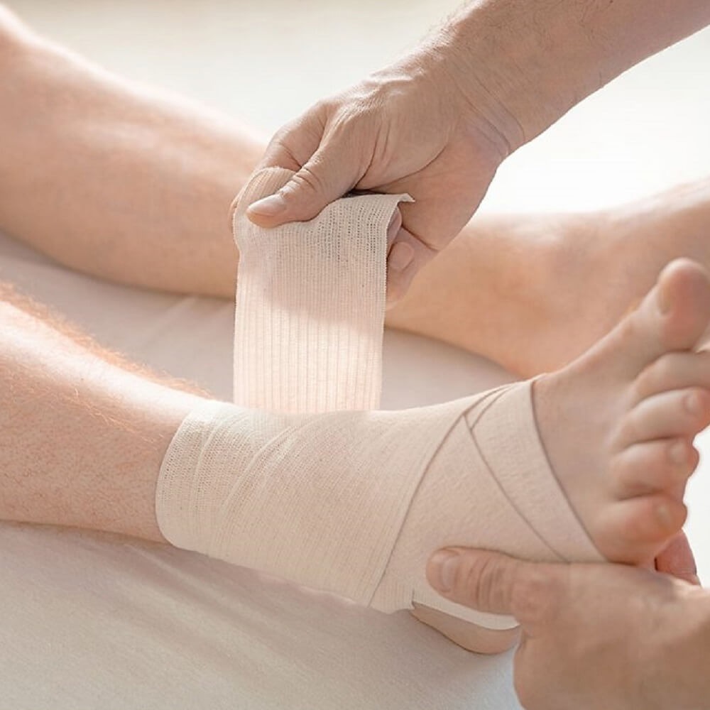 Еластичний бинт з фіксаторами Tourna Fin Elastic bandage